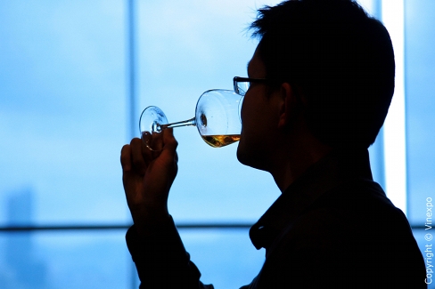 中国日渐风靡美食与美酒的搭配芜湖市商业街佳肴的图片
