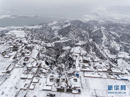 黄土高原降春雪 黑白分明如画卷