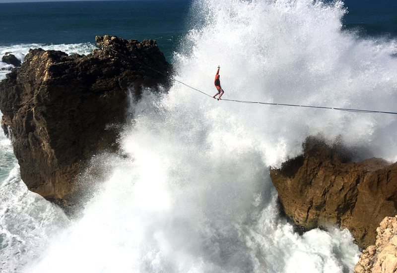 葡萄牙冒险者架缆索乘风破浪横跨海峡