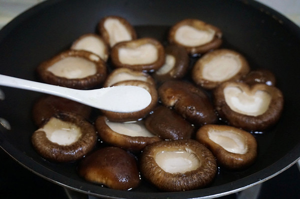 香菇这种做法，九成人都不知道，可在美食圈早火了