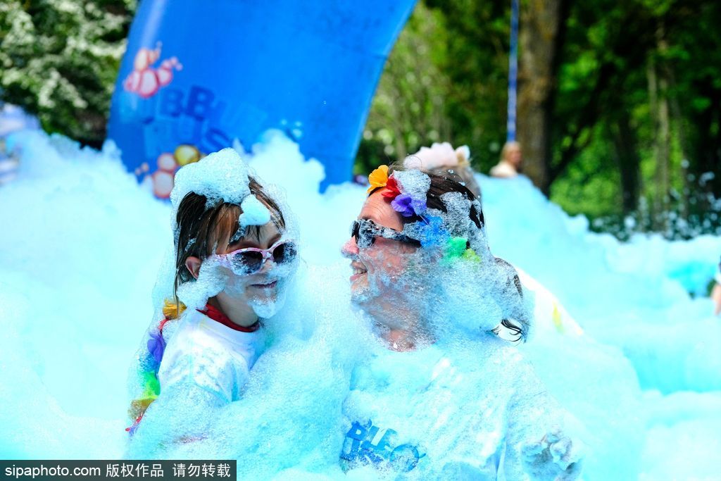 重回童年！英国举行五彩泡泡跑 体验最开心五公里