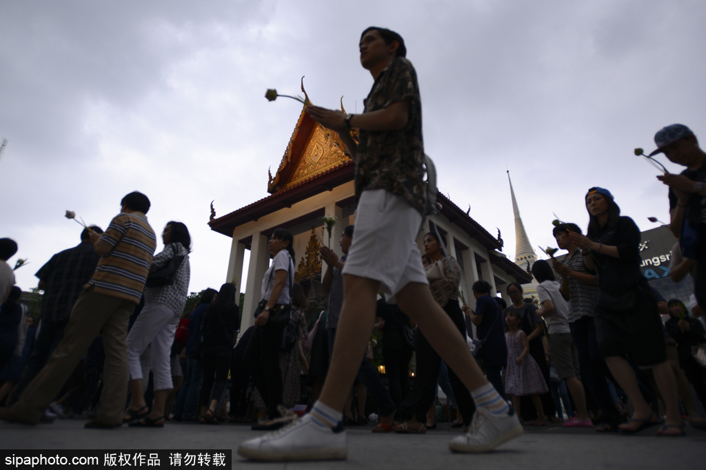 泰国庆祝佛诞节 民众前往寺庙排队祈福施善