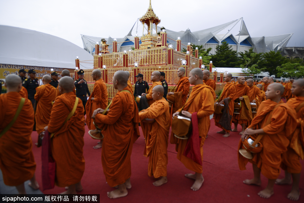 泰国庆祝佛诞节 民众前往寺庙排队祈福施善