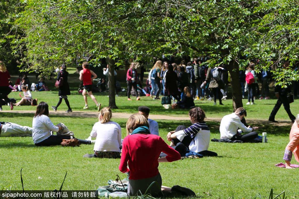夏初季节 伦敦民众扎堆聚集公园草地享受日光浴