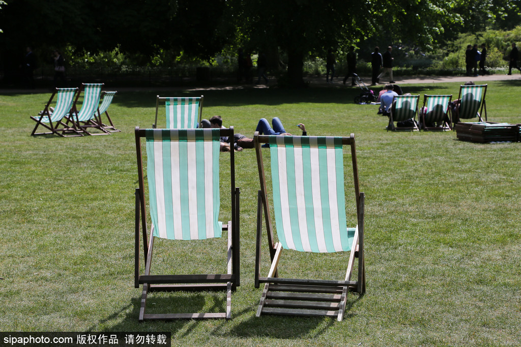 夏初季节 伦敦民众扎堆聚集公园草地享受日光浴