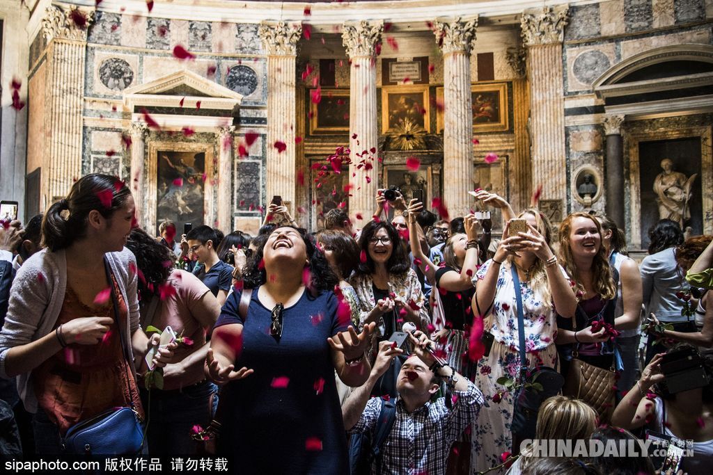 意大利万神庙五旬节弥撒 挥洒玫瑰花瓣浪漫绝美