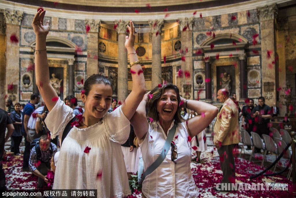 意大利万神庙五旬节弥撒 挥洒玫瑰花瓣浪漫绝美