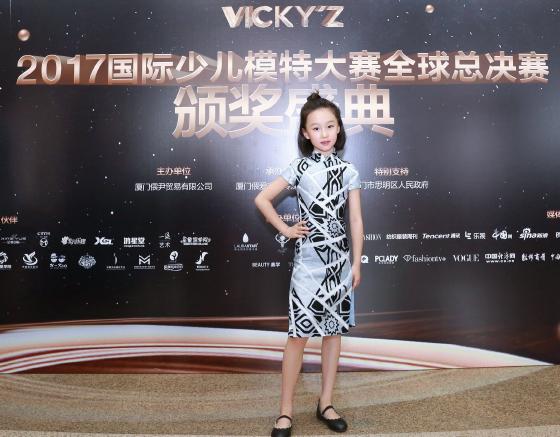 小童星孙嘉璐出席VICKY’Z少儿模特大赛颁奖典礼受邀纽约和米兰时装周