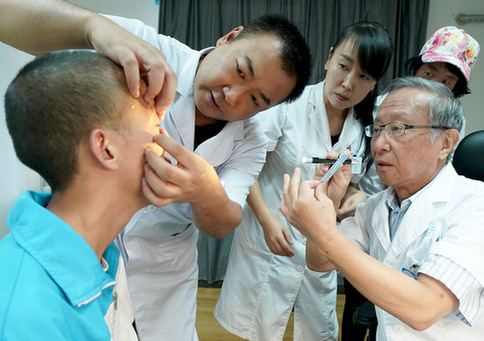 行知中国助力关爱西部青少年眼健康