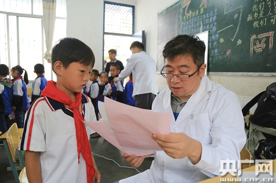 凉山州金阳县儿童视力听力情况调查:扶贫的路