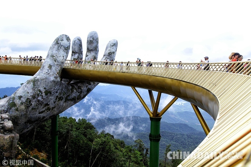 越南150米长“金桥”开放 竟被一双大手高举半空中