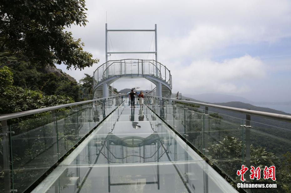 海南三亚首条海景玻璃栈道开放迎客