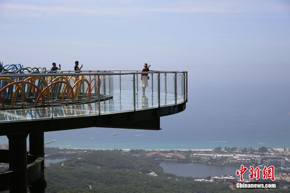海南三亚首条海景玻璃栈道开放迎客