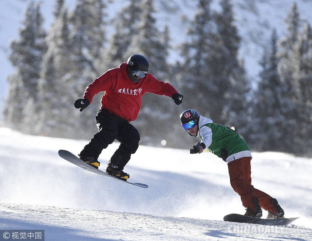 美国科罗拉多州滑雪场开放 滑雪爱好者“扎堆”前往