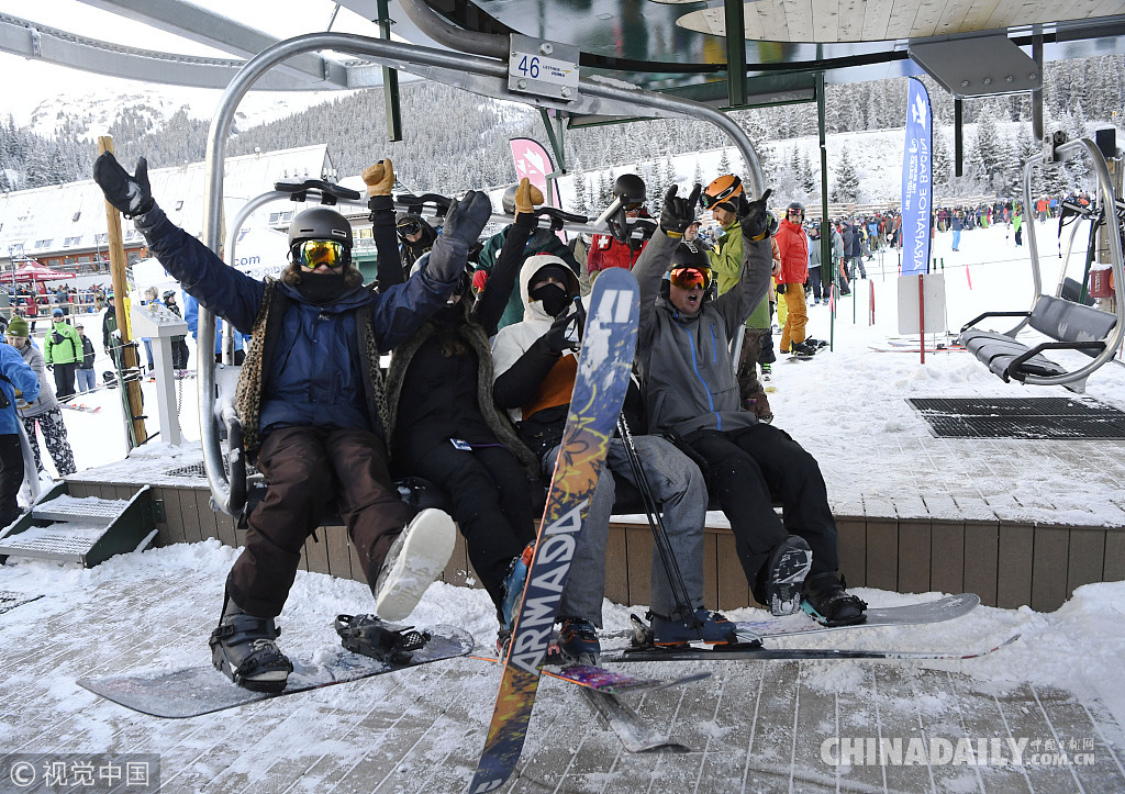 美国科罗拉多州滑雪场开放 滑雪爱好者“扎堆”前往