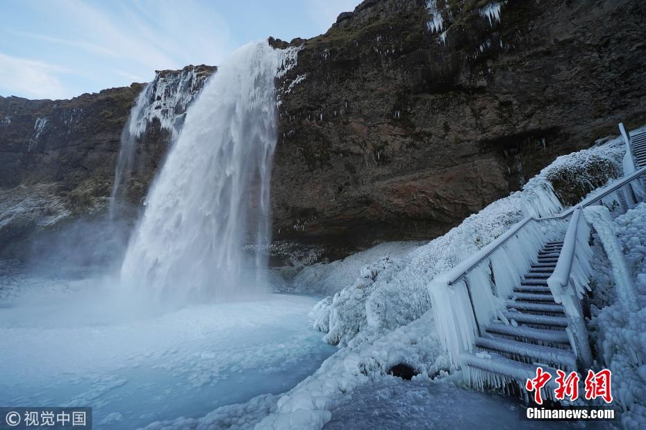 冰岛瀑布结冰画面震撼 如天外仙境