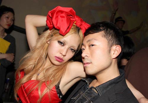 褪去精致“伪装” 揭秘日本美女混夜店穿什么