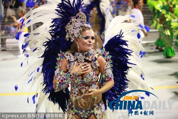 2012巴西狂欢节盛大开幕 桑巴女郎劲装热情来袭