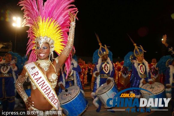 2012巴西狂欢节盛大开幕 桑巴女郎劲装热情来袭
