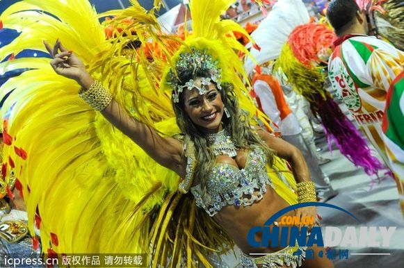 2012巴西狂欢节盛大开幕 桑巴女郎劲装热情来袭
