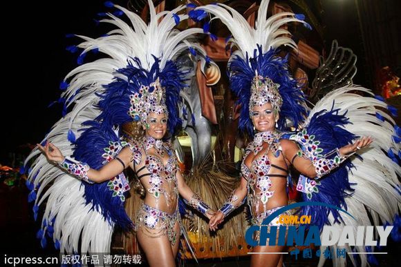 2012巴西狂欢节盛大开幕 桑巴女郎劲装热情来