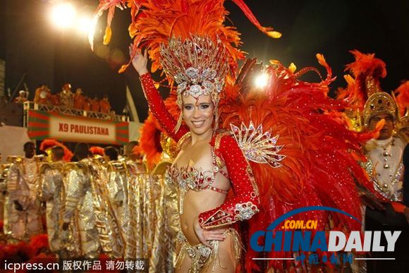 2012巴西狂欢节盛大开幕 桑巴女郎劲装热情来袭