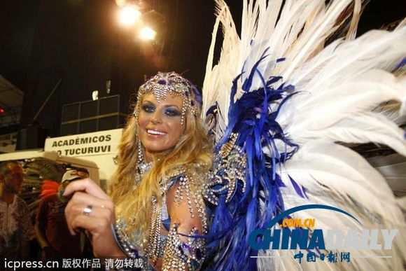 2012巴西狂欢节盛大开幕 桑巴女郎劲装热情来袭