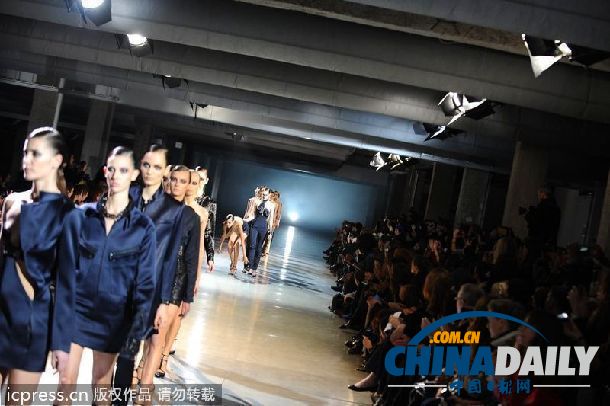 巴黎秀场模特摔倒 众人相扶咬牙走完全程