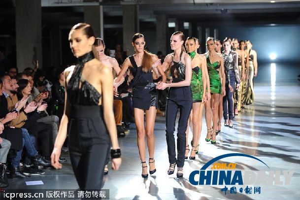 巴黎秀场模特摔倒 众人相扶咬牙走完全程