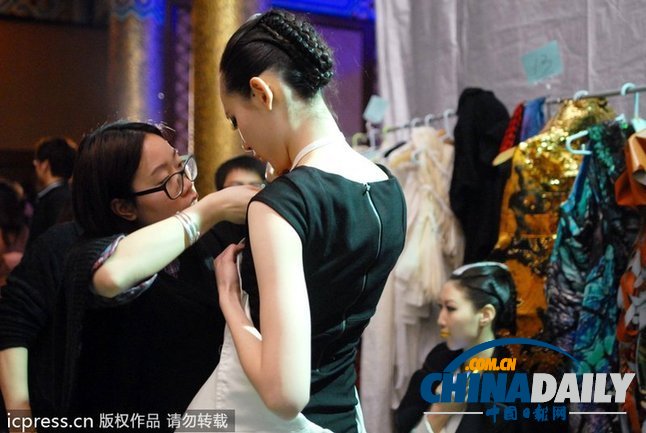 中国时装周后台百态 模特抓紧时间休息化妆