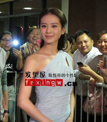 中分扎发发型搭配淡蓝色的斜肩雪纺礼服裙