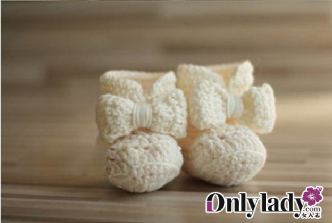 爱不释手的宝宝鞋 一针一线钩出母子情