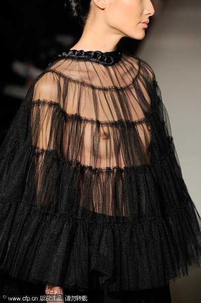 巴黎高定玩<em>身体</em>解放 露背透视称霸T台[1]- 时