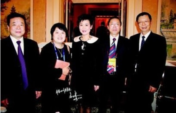 <em>电力一姐</em><em>李小琳</em>:与丈夫青梅竹马 - 时尚中国