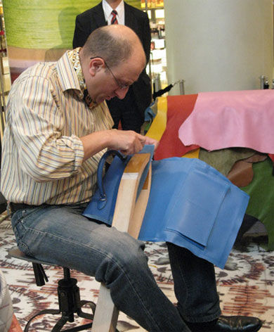 揭秘大牌包包制作 3天一个爱马仕5天一个迪奥