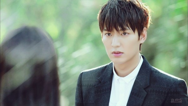 李敏镐青涩毕业照曝光 身着校服依旧帅气迷人