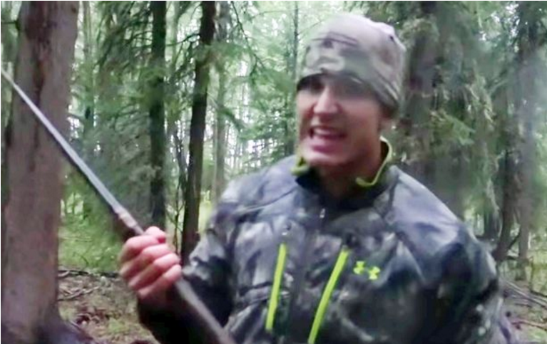 男子用自制长矛残忍刺杀黑熊 拍视频炫耀激怒