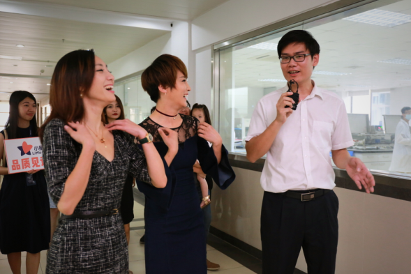 明星谢楠携手妈妈团 探访阿里“神秘抽检”基地