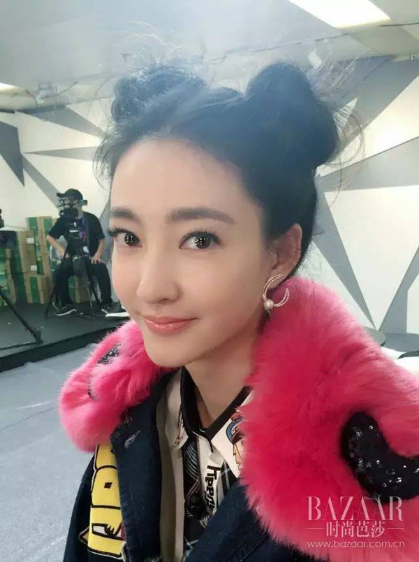 这个冬天她们告诉你 双丸子头和粉色更配哦! 素颜女神王丽坤在最新一期的《我的新衣》用双丸子头搭配粉色毛领外套,简直少女感爆棚! 不仅如此和毛绒玩偶小刺猬 keeny 家族的组合更是萌化了全场观众的心 ~ 芭姐都判断不出来你俩谁更卡哇伊了 ! 谢娜在最新一期的快乐大本营中也扎上了这款双丸子头,不得不说穿着粉色绒面睡衣扎着双丸子头的娜娜哪还有平时女汉子的模样,这明明是一枚萌妹子嘛! 原来在上一期的娜娜就把双丸子头扎上了,与最新一期不同的是这次只扎了头顶一少部分的发量,其余的头发卷成了波浪卷。这个白眼的
