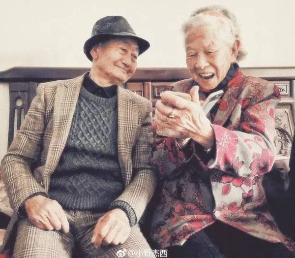 85岁的中国老奶奶，活得比英国女王还漂亮！
